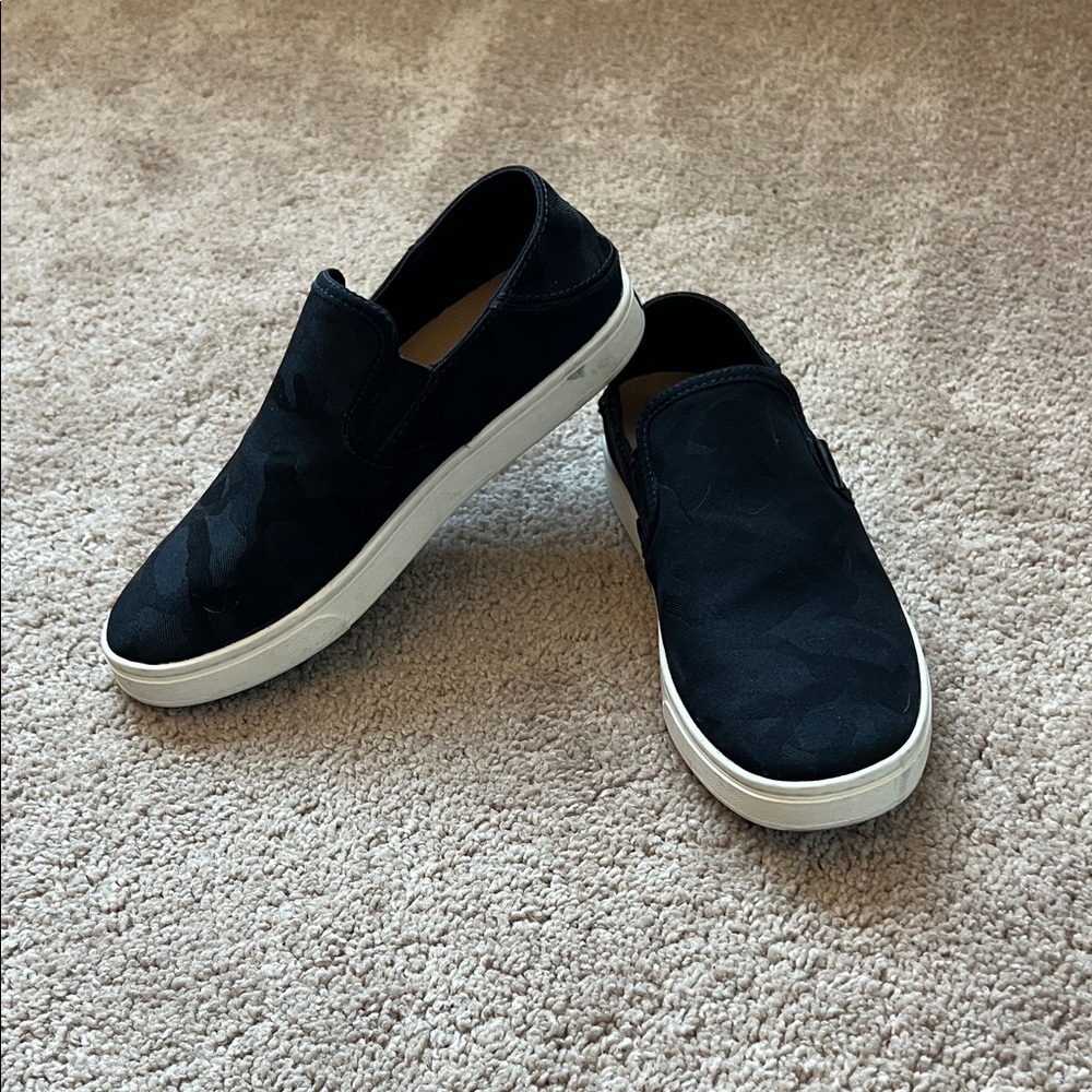 OluKai Women's Pehuea Pa'i slip-on shoes in a black camo print
